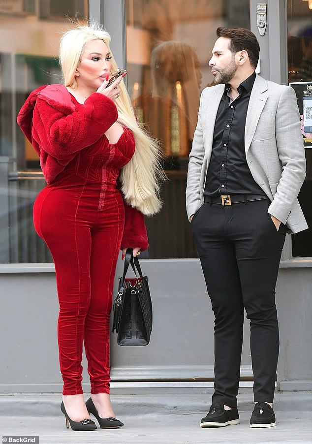 The outing came after Jessica exhibited her hourglᴀss figure in a £1,700 catsuit as she partied with newly single Carl Woods, Katie's ex-fiancé