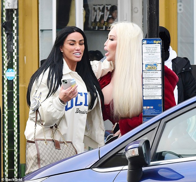 Jessica Alves was showcasing every inch of her surgically enhanced ᴀssets as she left a hair salon with her firm friend Katie Price on Friday